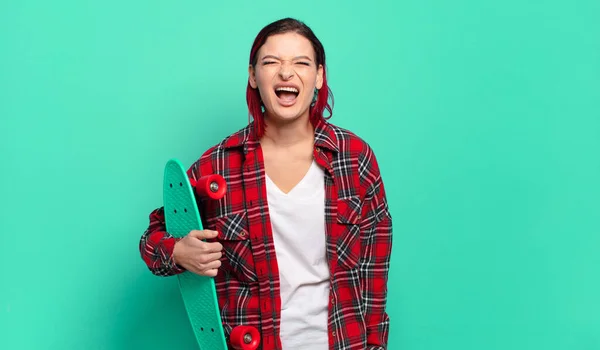 Jovem Atraente Mulher Cabelo Vermelho Gritando Agressivamente Olhando Muito Irritado — Fotografia de Stock