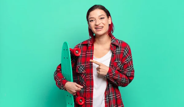 Jovem Atraente Mulher Cabelo Vermelho Sorrindo Alegremente Sentindo Feliz Apontando — Fotografia de Stock