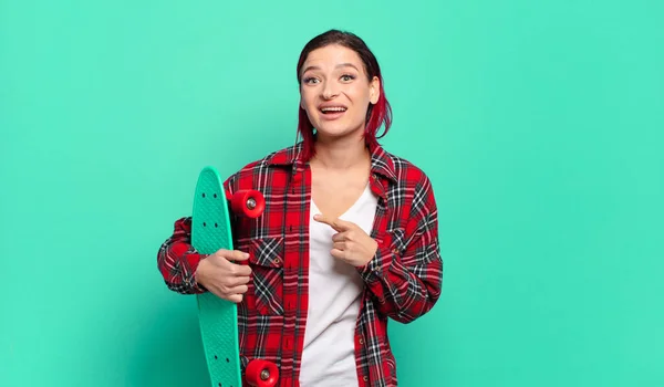 Jovem Atraente Mulher Cabelo Vermelho Olhando Animado Surpreso Apontando Para — Fotografia de Stock