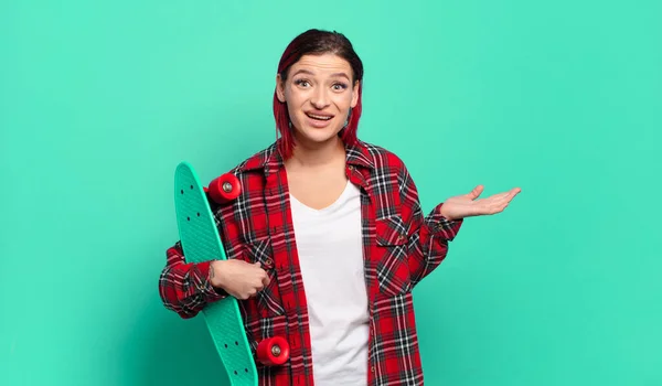 Joven Atractiva Mujer Pelirroja Sintiéndose Feliz Sorprendida Alegre Sonriendo Con — Foto de Stock