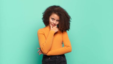  Ciddi görünüyor, kafası karışık, kararsız ve düşünceli, seçenekler ve seçimler arasında şüpheci