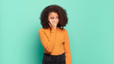  Sıkıldım, hayal kırıklığına uğradım ve uykum geldi. Yorucu, sıkıcı ve can sıkıcı bir işin ardından ellerimle yüzümü tuttum.