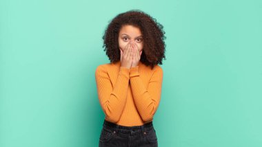  Endişeli, üzgün ve korkmuş hissediyorum, ellerle ağzını kapatıyorum, endişeli ve berbat görünüyor.