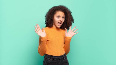  Sersemlemiş ve korkmuş hissediyorum. Korkutucu bir şeyden korkuyorum. Ellerim açık, uzak dur diyorum.