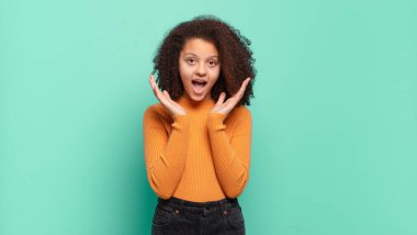  Şaşırdım ve heyecanlandım, güldüm, şaşırdım ve mutlu oldum çünkü beklenmedik bir sürprizim vardı.