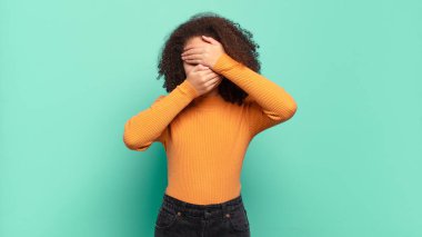  İki elinle kameraya hayır diyerek yüzünü kapatıyorsun! Resimler reddediliyor ya da yasaklanıyor