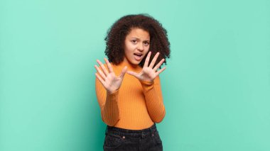  Korkuyorum, geri çekiliyorum ve korku ve panik içinde çığlık atıyorum. Kabusa tepki veriyorum.