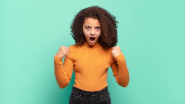  Kızgın bir ifadeyle saldırganca bağırmak ya da başarıyı kutlayan yumruklarla.