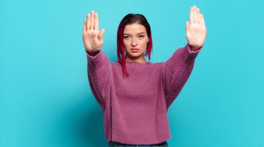  Ciddi görünüyor, mutsuz, kızgın ve hoşnutsuz giriş ya da her iki avuçta da dur demek