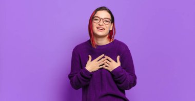  Romantik, mutlu ve aşık, neşeyle gülümseyen ve kalbe yakın el ele tutuşan