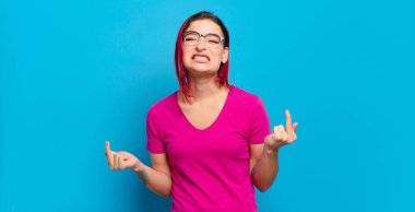  Kışkırtıcı, agresif ve müstehcen hissediyorum. İsyankar bir tavırla orta parmağımı şıklatıyorum.