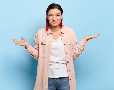  Şaşırmış, kafası karışmış ve stresli görünüyor, farklı seçenekler arasında merak ediyor, kararsız hissediyor.