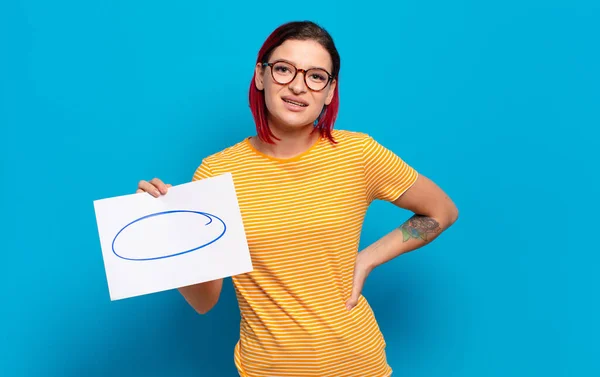 Jovem Atraente Mulher Cabelo Vermelho Sorrindo Feliz Com Uma Mão — Fotografia de Stock