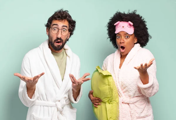 友人の多人種のカップルは 非常にショックを受け 不安とパニックを感じ 強調され 恐ろしい表情をしています パジャマと家のコンセプト — ストック写真