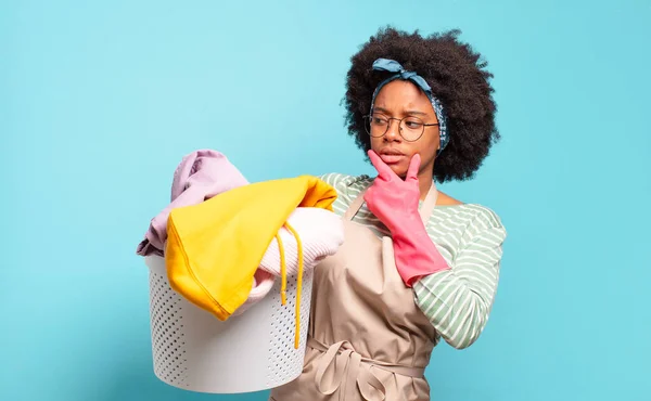 Schwarze Afrofrau Mit Fröhlichem Selbstbewusstem Gesichtsausdruck Die Hand Kinn Staunend — Stockfoto