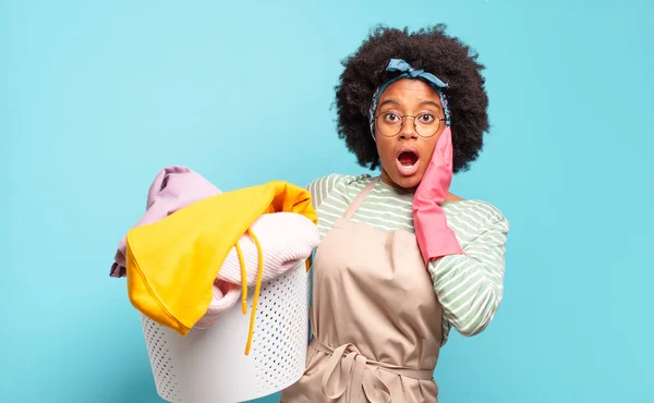 Negro Afro Mujer Buscando Muy Sorprendido Sorprendido Mirando Con Boca —  Fotos de Stock