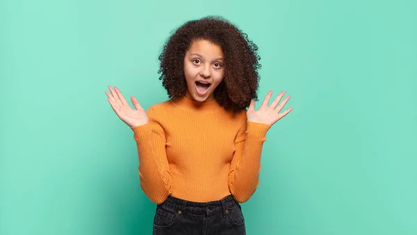 Kijken Blij Opgewonden Geschokt Met Een Onverwachte Verrassing Met Beide — Stockfoto