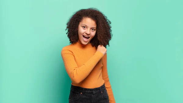 Sentirse Feliz Positivo Exitoso Motivado Cuando Enfrenta Desafío Celebra Buenos — Foto de Stock