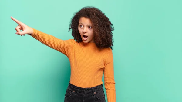 Zich Geschokt Verrast Voelen Wijzen Omhoog Kijken Ontzag Met Een — Stockfoto