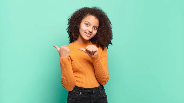 Sorrindo Alegre Casualmente Apontando Para Copiar Espaço Lado Sentindo Feliz — Fotografia de Stock