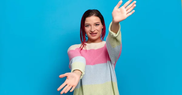 Sonriendo Alegremente Dando Cálido Amistoso Cariñoso Abrazo Bienvenida Sintiéndose Feliz — Foto de Stock