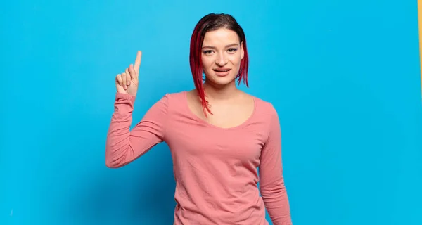 Sonriendo Alegre Felizmente Apuntando Hacia Arriba Con Una Mano Para — Foto de Stock