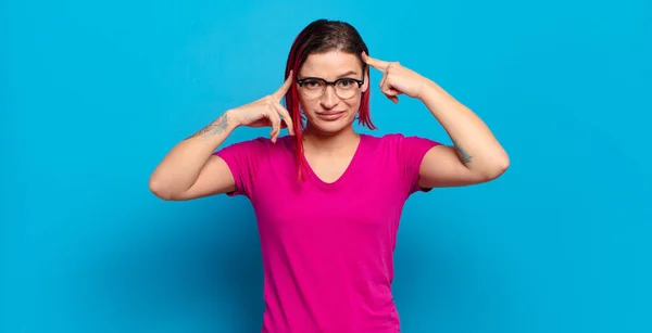 Mit Ernstem Und Konzentriertem Blick Brainstorming Und Nachdenken Über Ein — Stockfoto