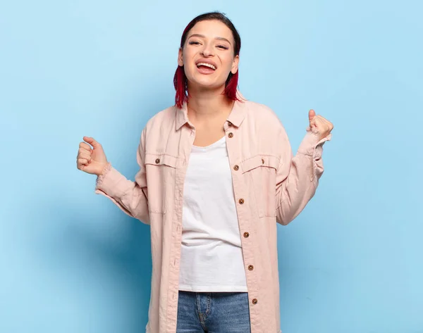 Sonriendo Sintiéndose Despreocupado Relajado Feliz Bailando Escuchando Música Divirtiéndose Una —  Fotos de Stock