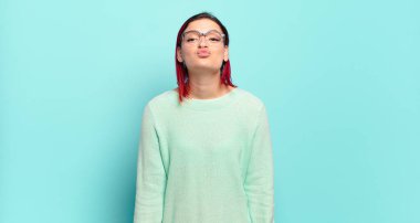  Sevimli, eğlenceli, mutlu, sevimli bir yüz ifadesiyle dudakları birbirine bastırmak, öpücük göndermek.