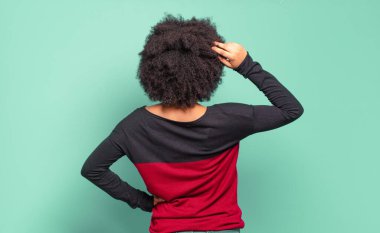  Kafası karışık, kafası karışık, eli kalçasında, dikiz aynasıyla bir çözüm düşünüyor.