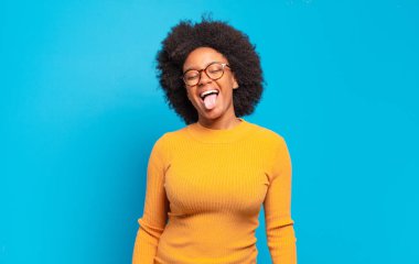  Neşeli, kaygısız, asi tavırlı, şakacı ve dilsiz, eğlenen