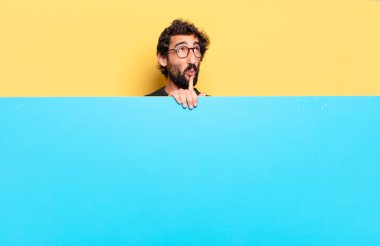 Genç, çılgın, sakallı bir adam duygularını fotokopi aletiyle ifade ediyor.