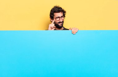 Genç, çılgın, sakallı bir adam duygularını fotokopi aletiyle ifade ediyor.