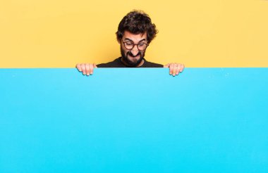 Genç, çılgın, sakallı bir adam duygularını fotokopi aletiyle ifade ediyor.