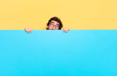 Genç, çılgın, sakallı bir adam duygularını fotokopi aletiyle ifade ediyor.