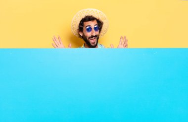 Genç, çılgın, sakallı bir adam duygularını fotokopi aletiyle ifade ediyor.