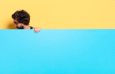 Genç, çılgın, sakallı bir adam duygularını fotokopi aletiyle ifade ediyor.