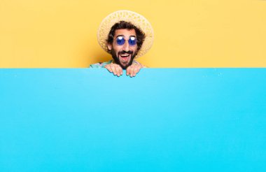 Genç, çılgın, sakallı bir adam duygularını fotokopi aletiyle ifade ediyor.