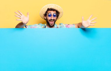 Genç, çılgın, sakallı bir adam duygularını fotokopi aletiyle ifade ediyor.