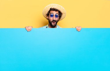 Genç, çılgın, sakallı bir adam duygularını fotokopi aletiyle ifade ediyor.