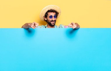 Genç, çılgın, sakallı bir adam duygularını fotokopi aletiyle ifade ediyor.