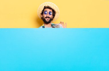 Genç, çılgın, sakallı bir adam duygularını fotokopi aletiyle ifade ediyor.