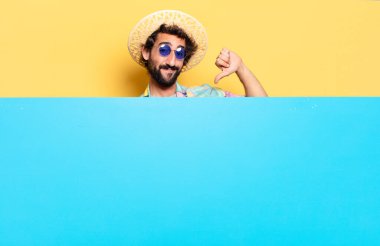 Genç, çılgın, sakallı bir adam duygularını fotokopi aletiyle ifade ediyor.