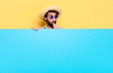 Genç, çılgın, sakallı bir adam duygularını fotokopi aletiyle ifade ediyor.