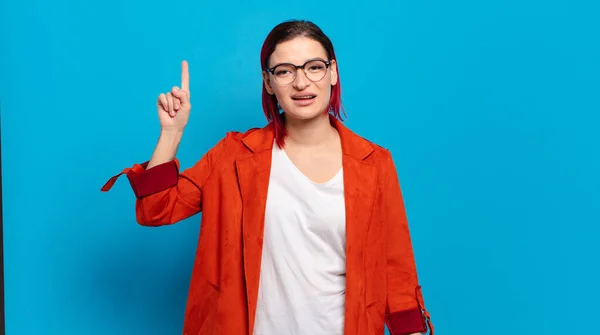 Fröhlich Und Glücklich Lächelnd Mit Einer Hand Nach Oben Zeigend — Stockfoto