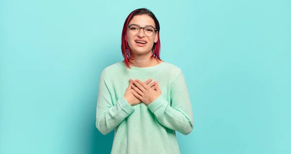 Sentimento Romantico Felice Innamorato Sorridendo Allegramente Tenendosi Mano Vicino Cuore — Foto Stock