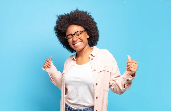 Glimlachen Zorgeloos Voelen Ontspannen Gelukkig Zijn Dansen Naar Muziek Luisteren — Stockfoto