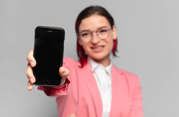 Röd Hår Cool Kvinna Med Smart Telefon — Stockfoto