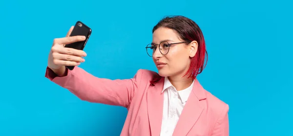 Röd Hår Cool Kvinna Med Smart Telefon — Stockfoto