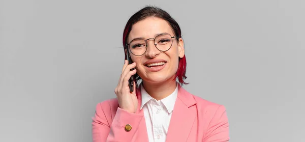 Cabelo Vermelho Mulher Legal Com Telefone Inteligente — Fotografia de Stock